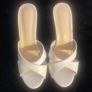 Women’s White/Off White Sandals 42 Peep Toe 4 1/2” Stiletto Heel Worn 1X